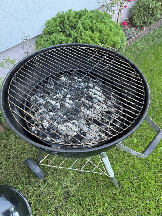 Czarny grill węglowy ogrodowy na kółkach 60cm