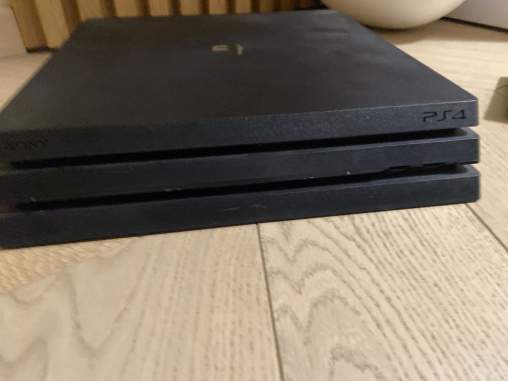 Ps 4 PRO z grą bez pada