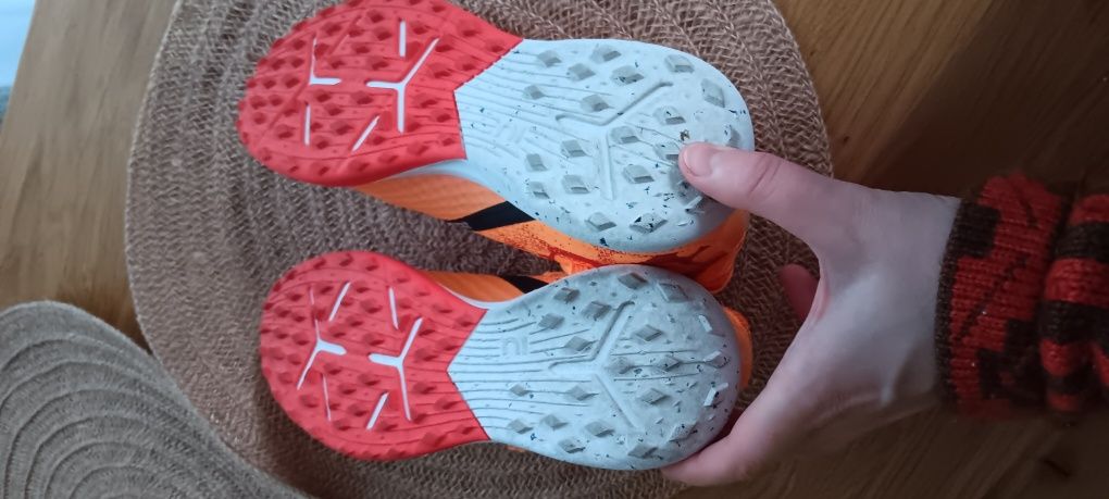 Nowe buty do piłki nożnej dla chłopca Turfy marki Kipsta rozmiar 39
