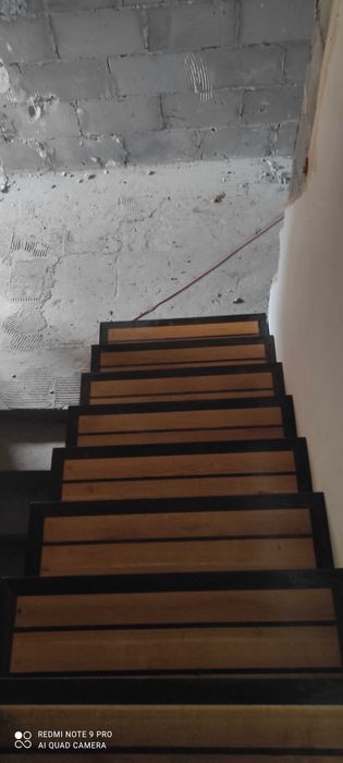 Schody dębowe na sosnowej podbudowie