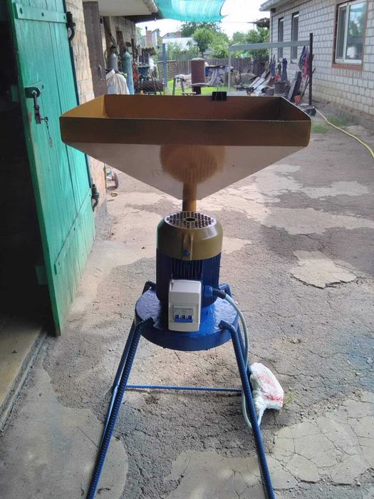 Зерноподрібнювач, млин, дку.