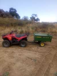 Kawasaki KVF 400 com atrelado John Deer.