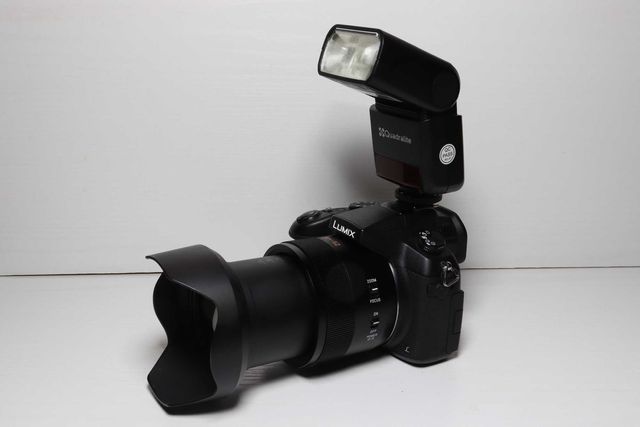 Panasonic Lumix DMC - FZ1000 z lampą Stroboss 36
