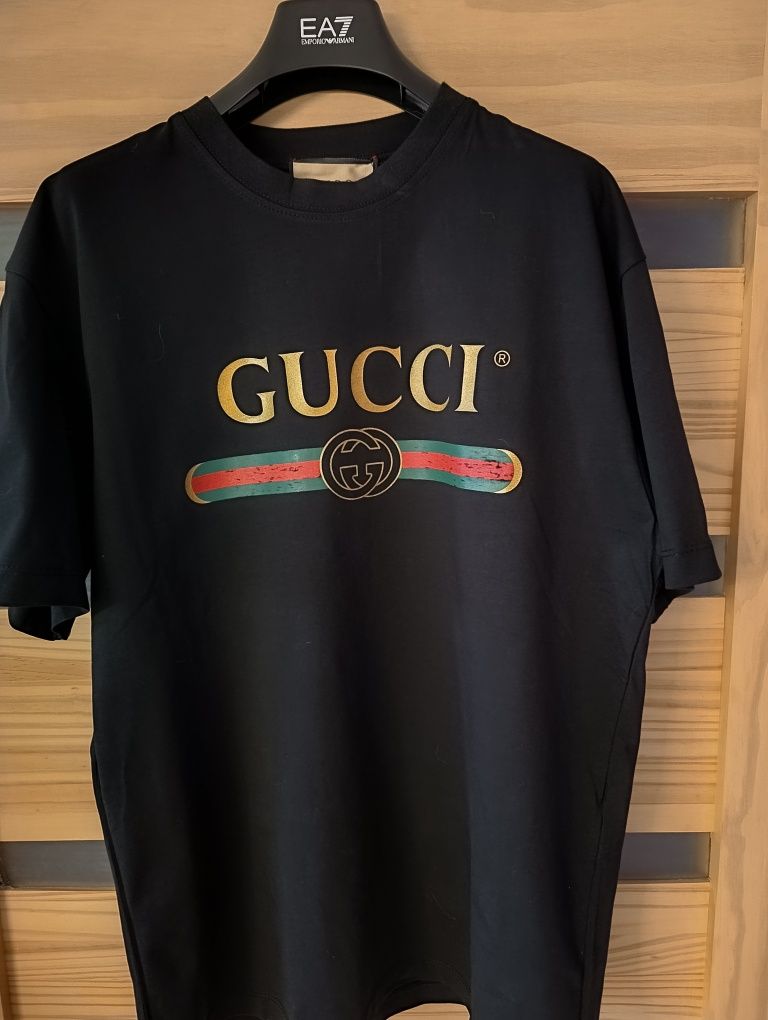 Klasyczna koszulka Gucci. Złoty napis.