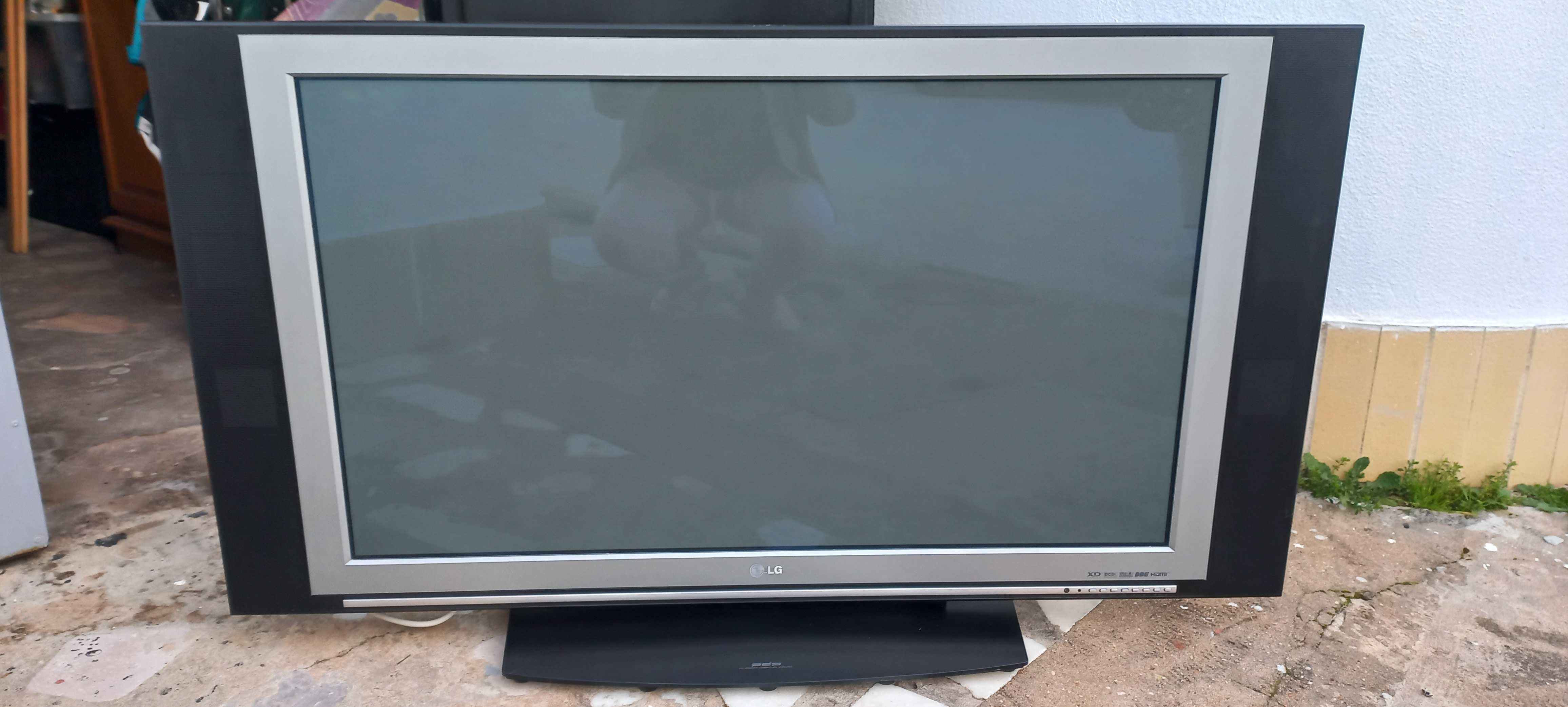 Televisão grande LG