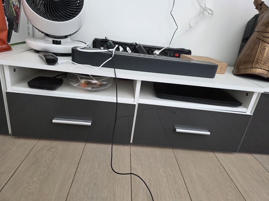 Móvel de sala com módulos suspensos e base – alto brilho preto e branc