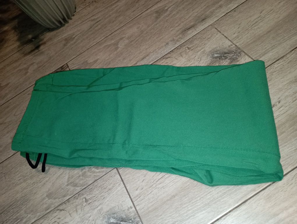 Spodnie zielone gumy
