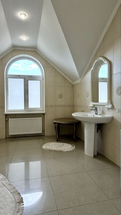 Будинок у нагірній частині міста, район ресторану «Armenia»