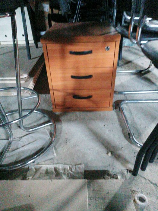 Офисная мебель: столы, стулья, тумбы, шкафы, сейфы и пр.