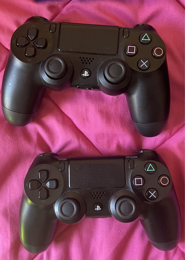 PS4 com Comandos e Jogos