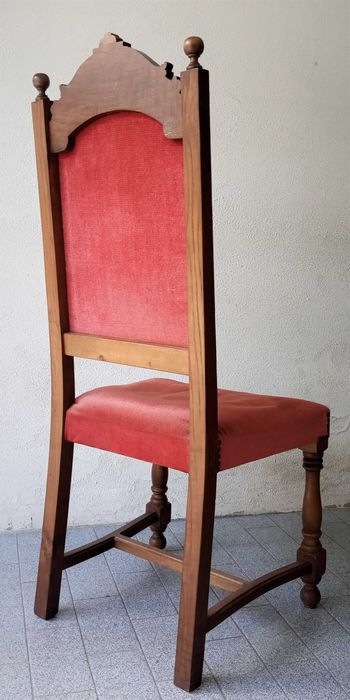 Cadeiras de madeira, veludo pregado a tachas