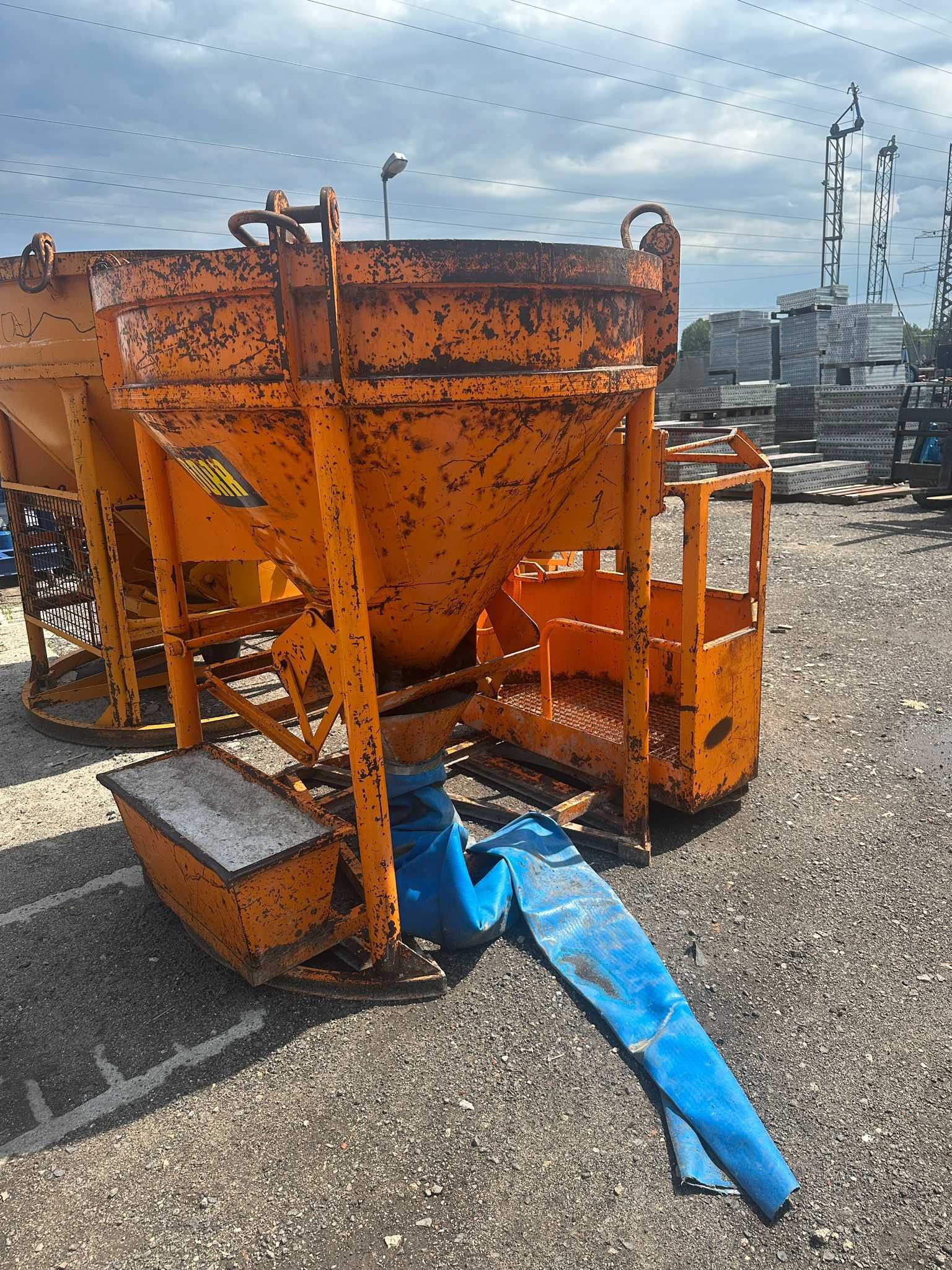 Zbiornik Pojemnik dźwigowy betonu Eichinger PAM 1016H 1000L z podestem