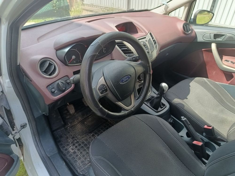 Ford fiesta 2009 р біла , на ходу , вам не треба іі ремонтувати