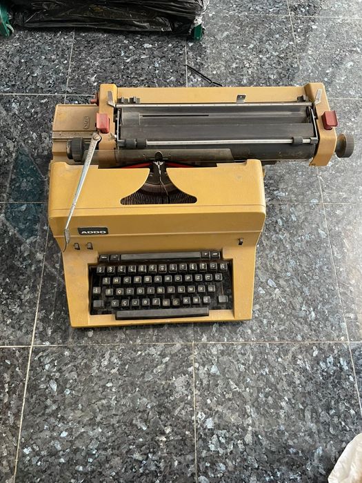 Máquina de escrever vintage ADDO