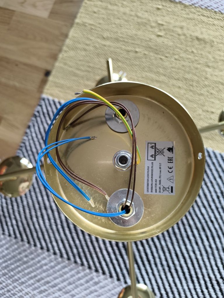 Piękna wisząca sufitowa złota lampa