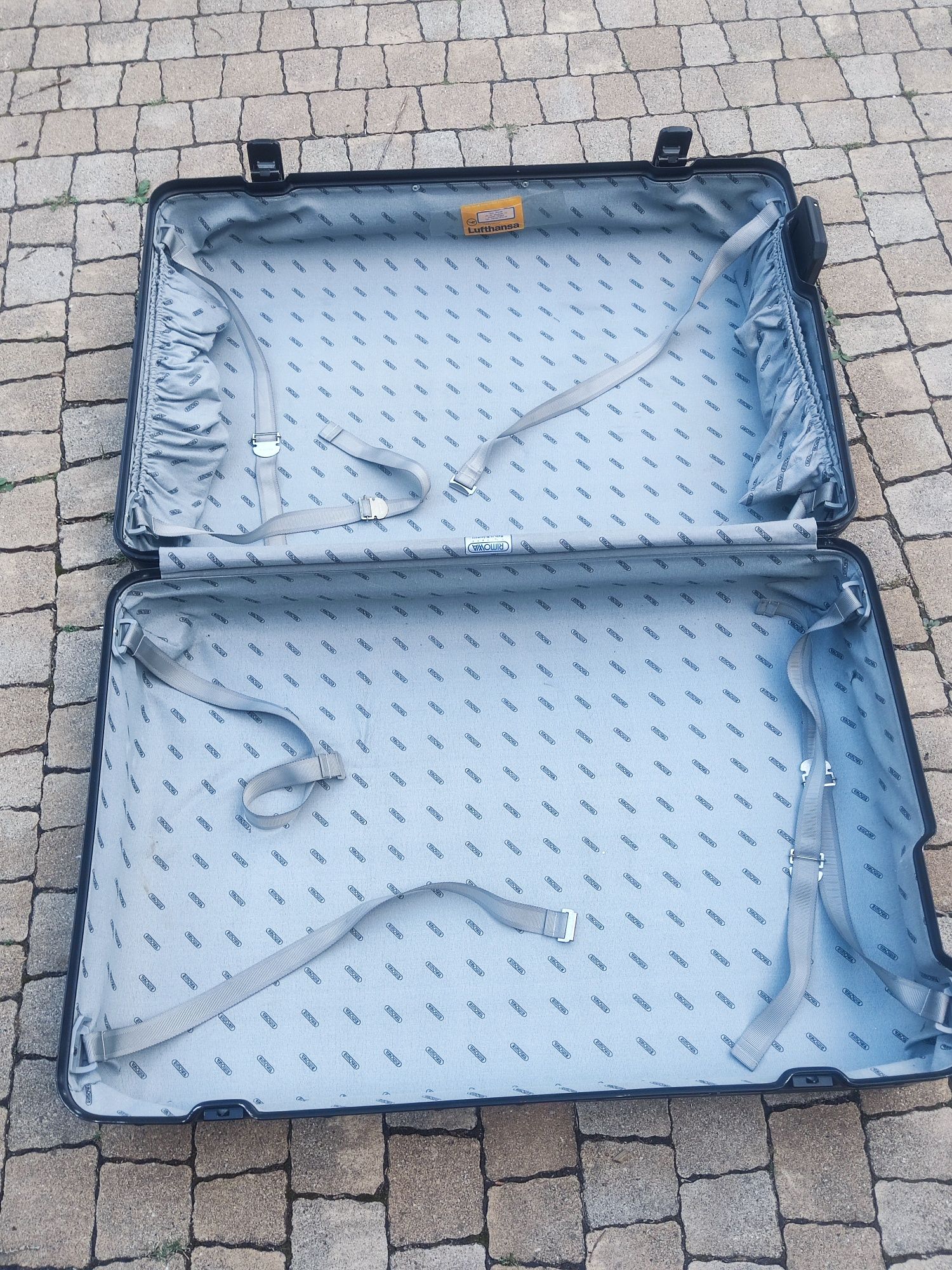 Duża walizka aluminiowa RIMOWA  z kluczykami.