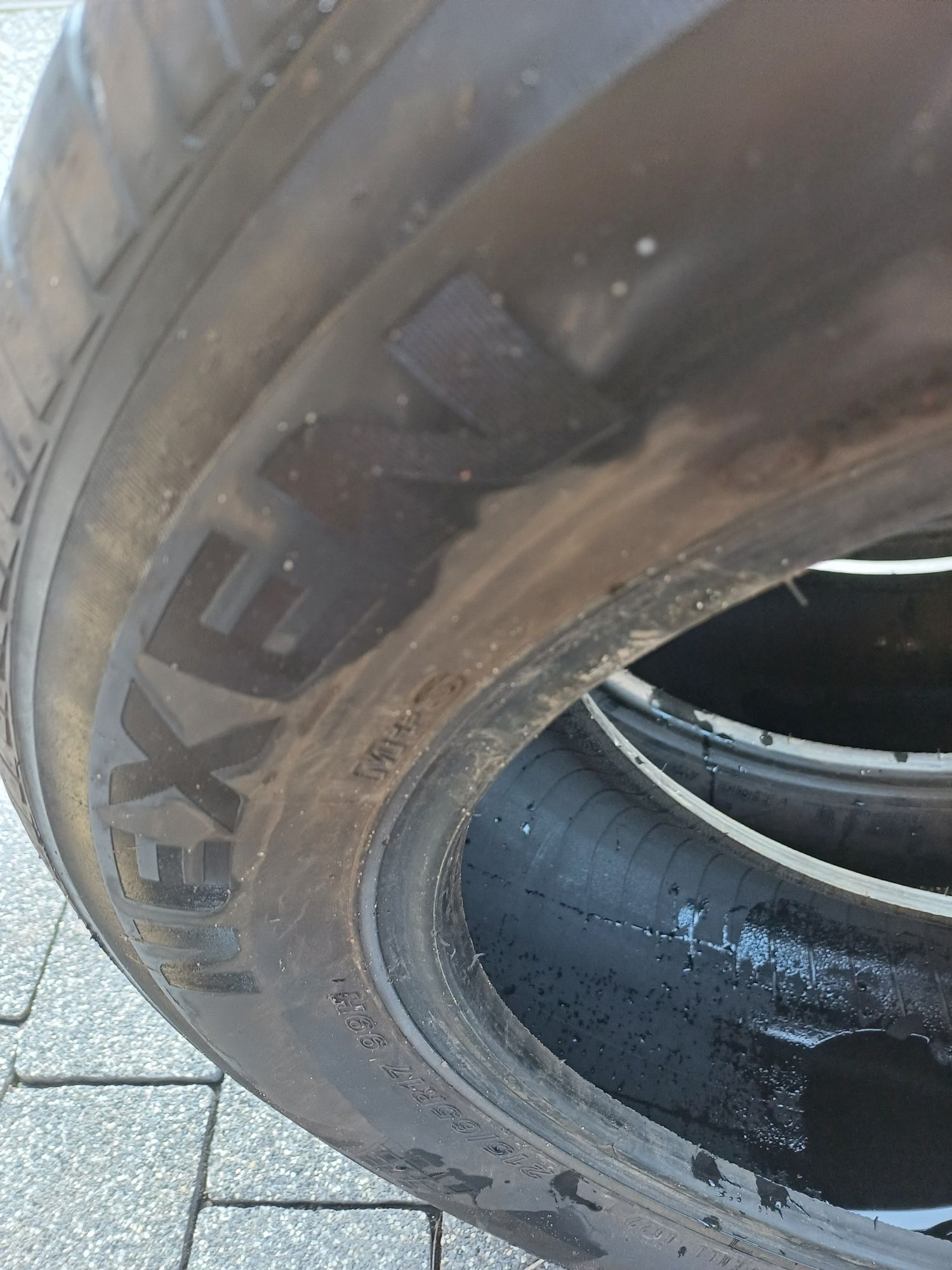 Kiplet opon letnich nexen 215/65/17