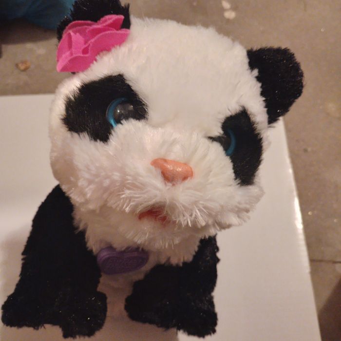 Panda zabawka na baterie Hasbro