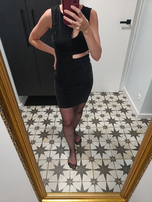 Czarna sukienka z wycięciem