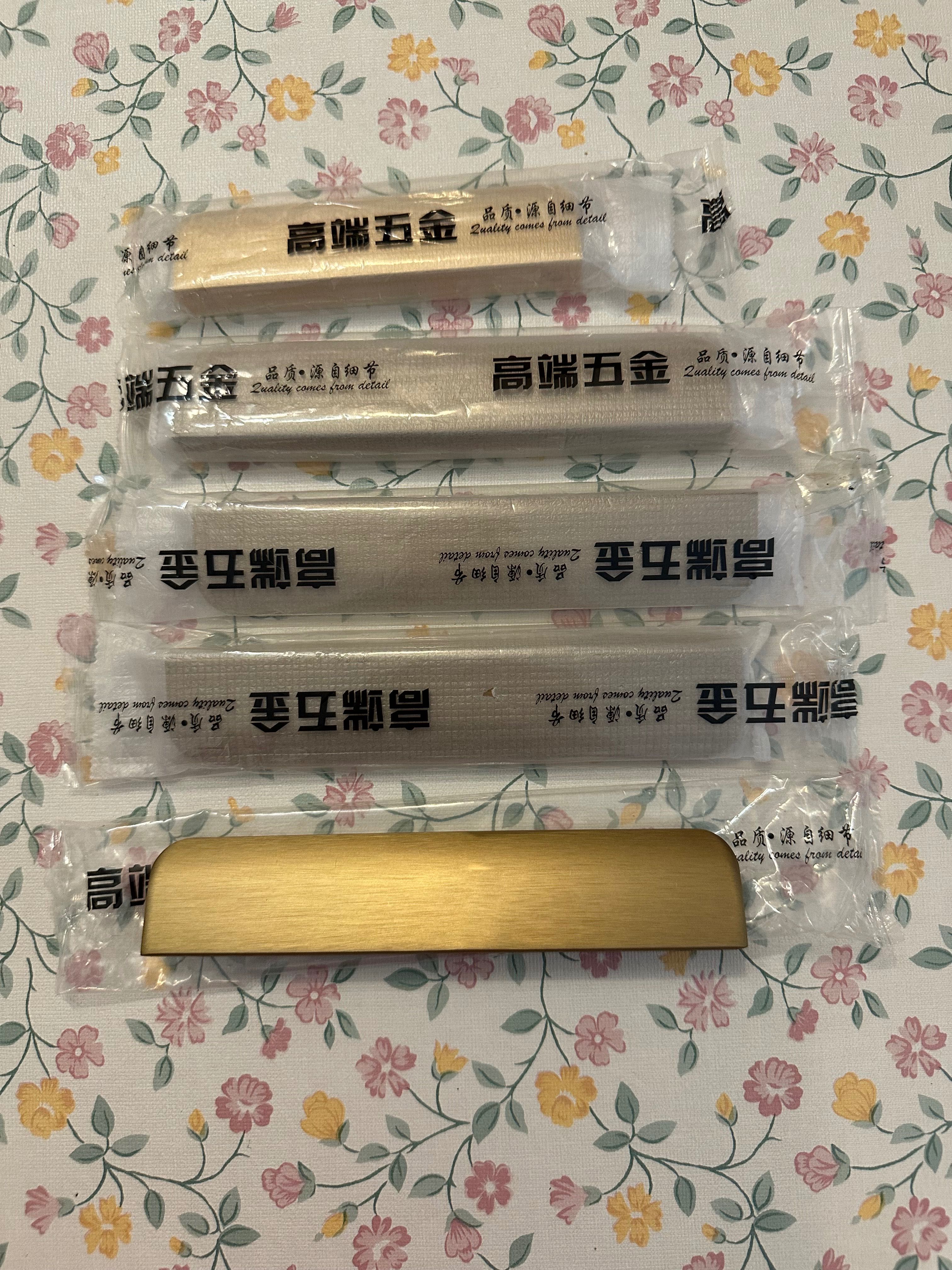 Conjunto de acabamentos metálicos em dourado