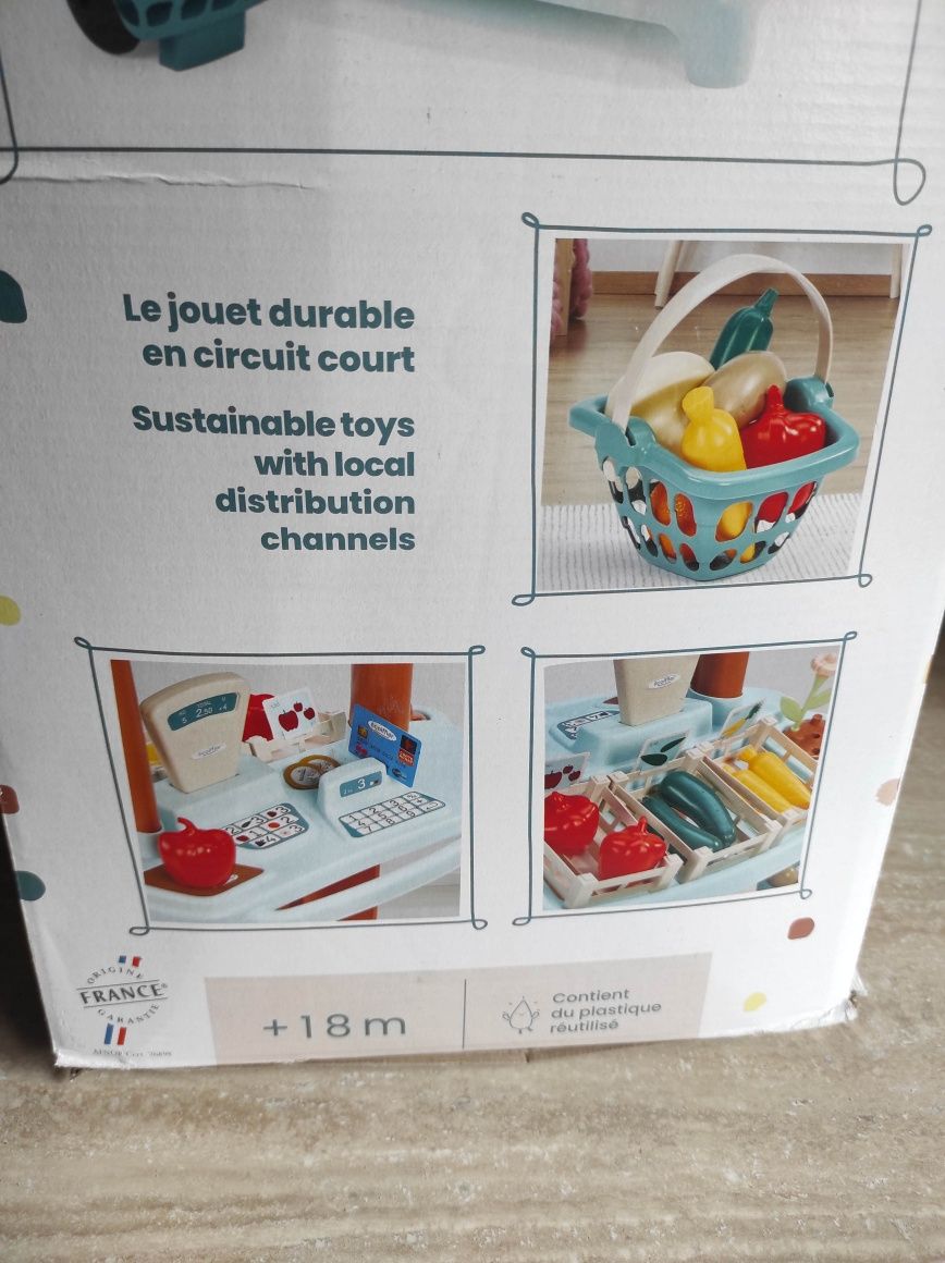 Zabawka edukacyjna sklep stragan z owocami i warzywami.