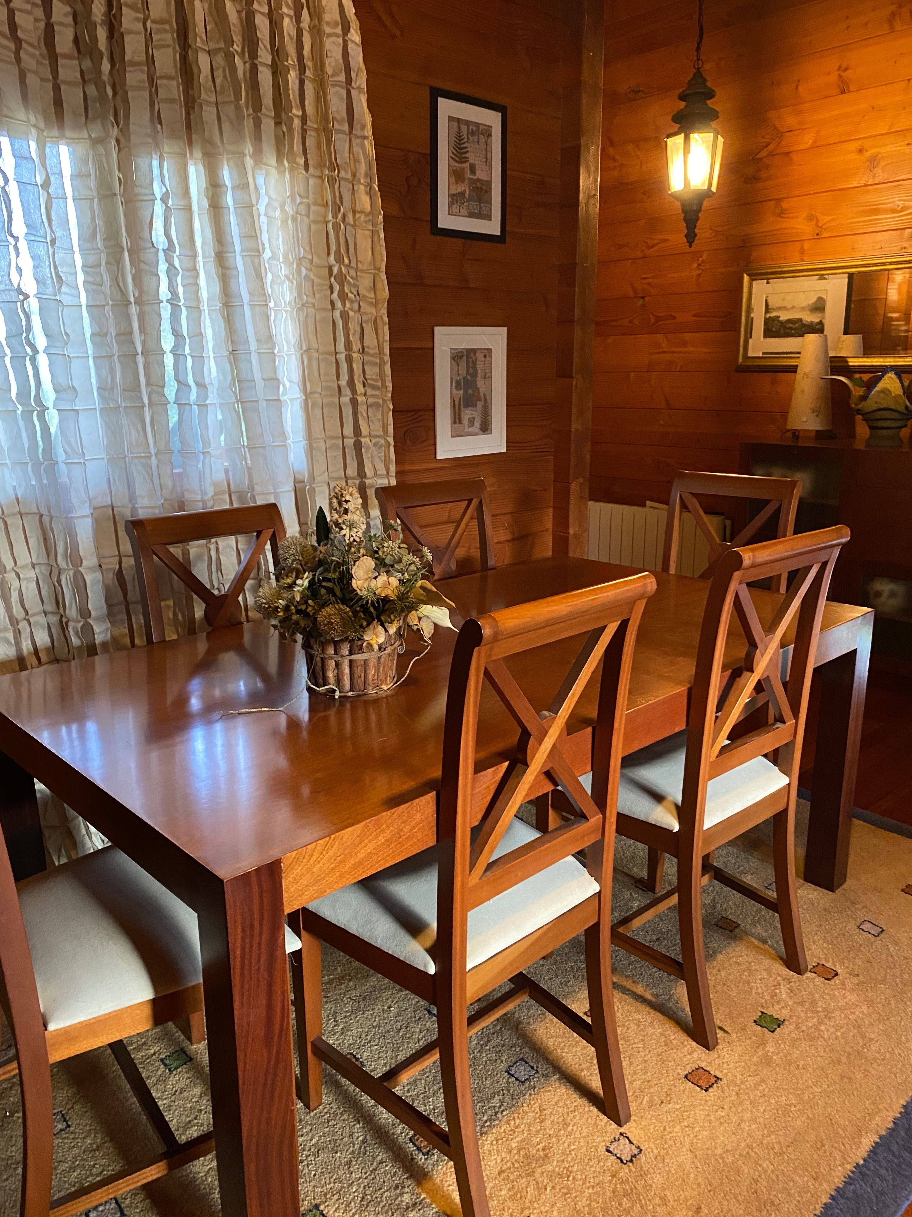 Mesa de madeira maciça, com seis cadeiras