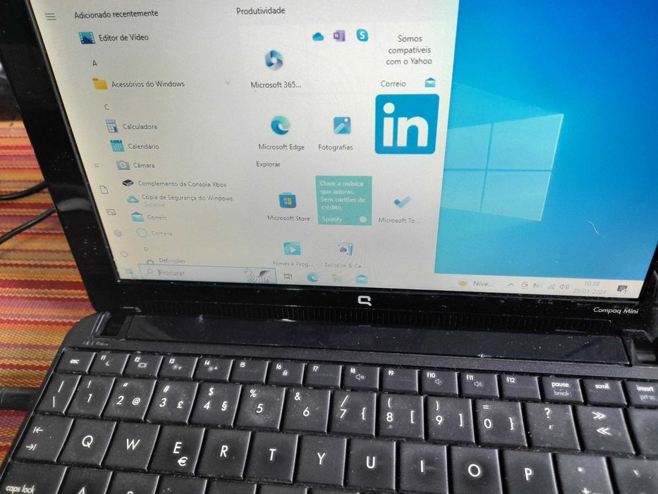 portatil compaq mini 110, equipamento com alguns anos.