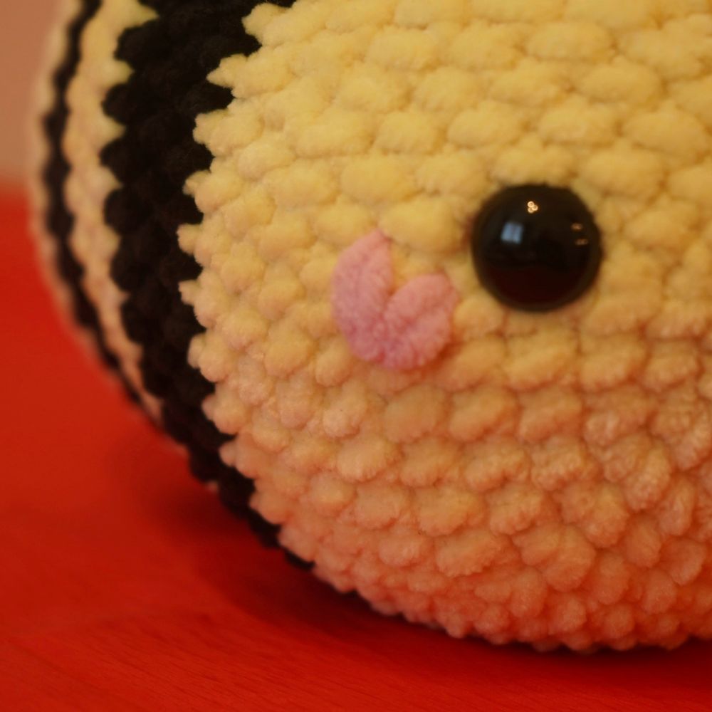 Pszczółka Amigurumi szydełko handmade pluszak pszczoła