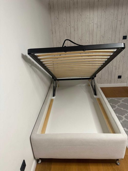 Łóżko tapicerowane z kryształkami  SWAROVSKIEGO 90x200  Stan BDB