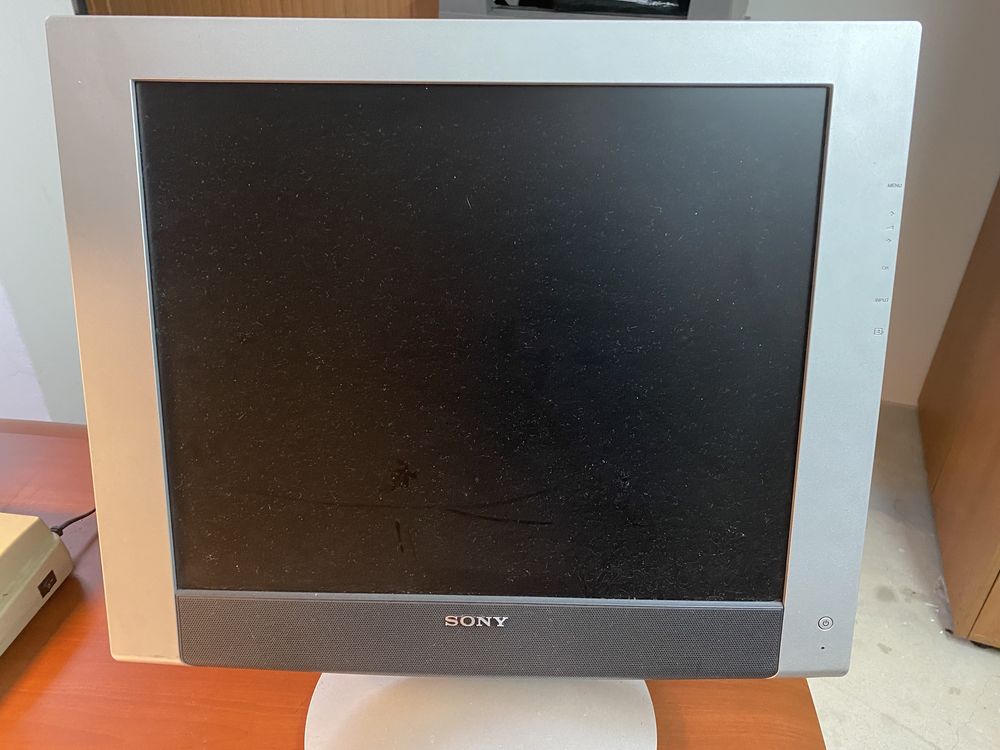 Tela de computador de secretária