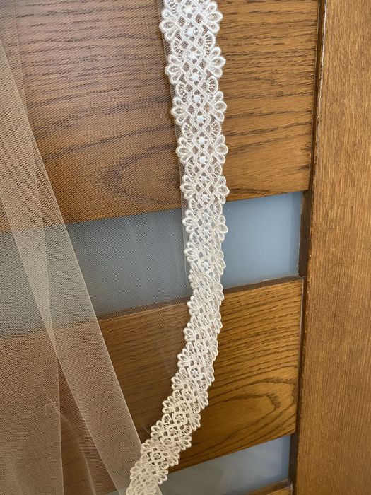 Welon ślubny z tiulu z wykonczeniem