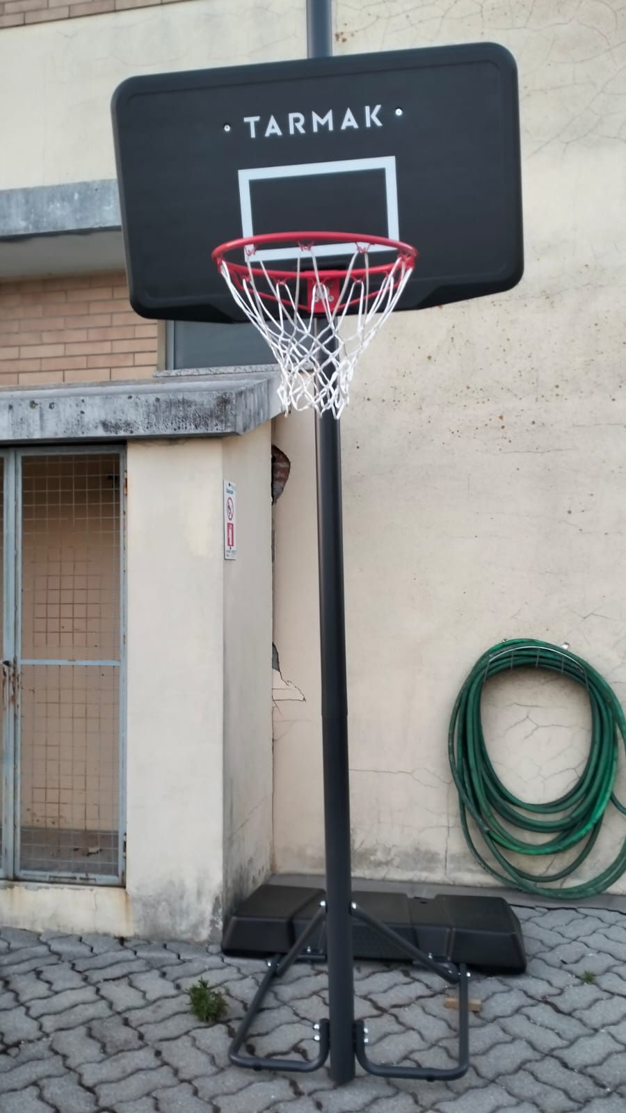 Cesto de basquetebol, novo.