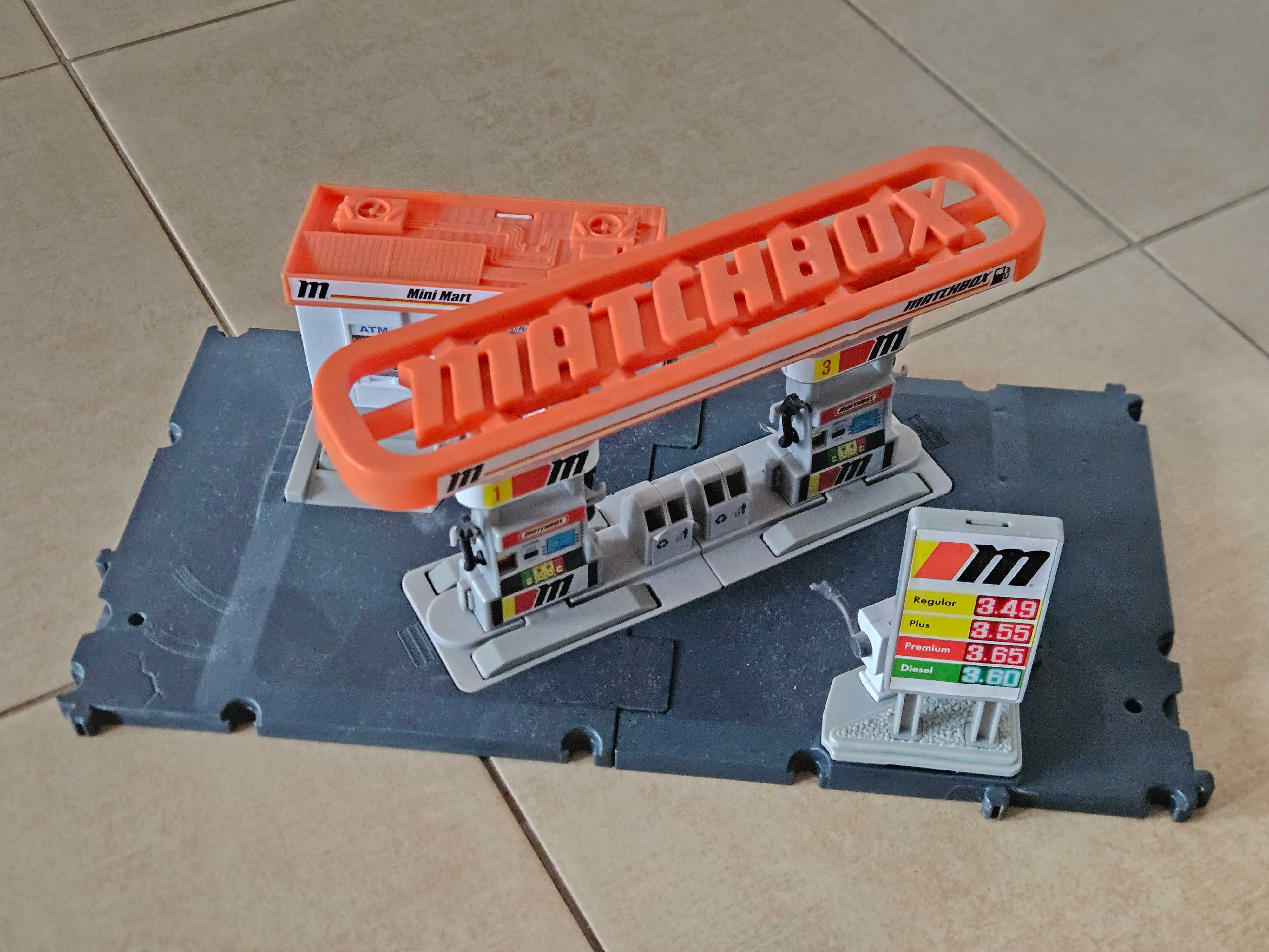 Lotniskowiec Matchbox R0778 Top Gun Maverick Edition + Stacja Paliw