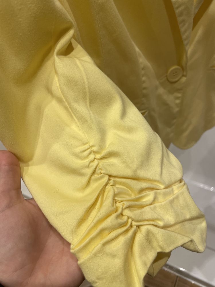 Żółty żakiet z marszczonymi rękawami