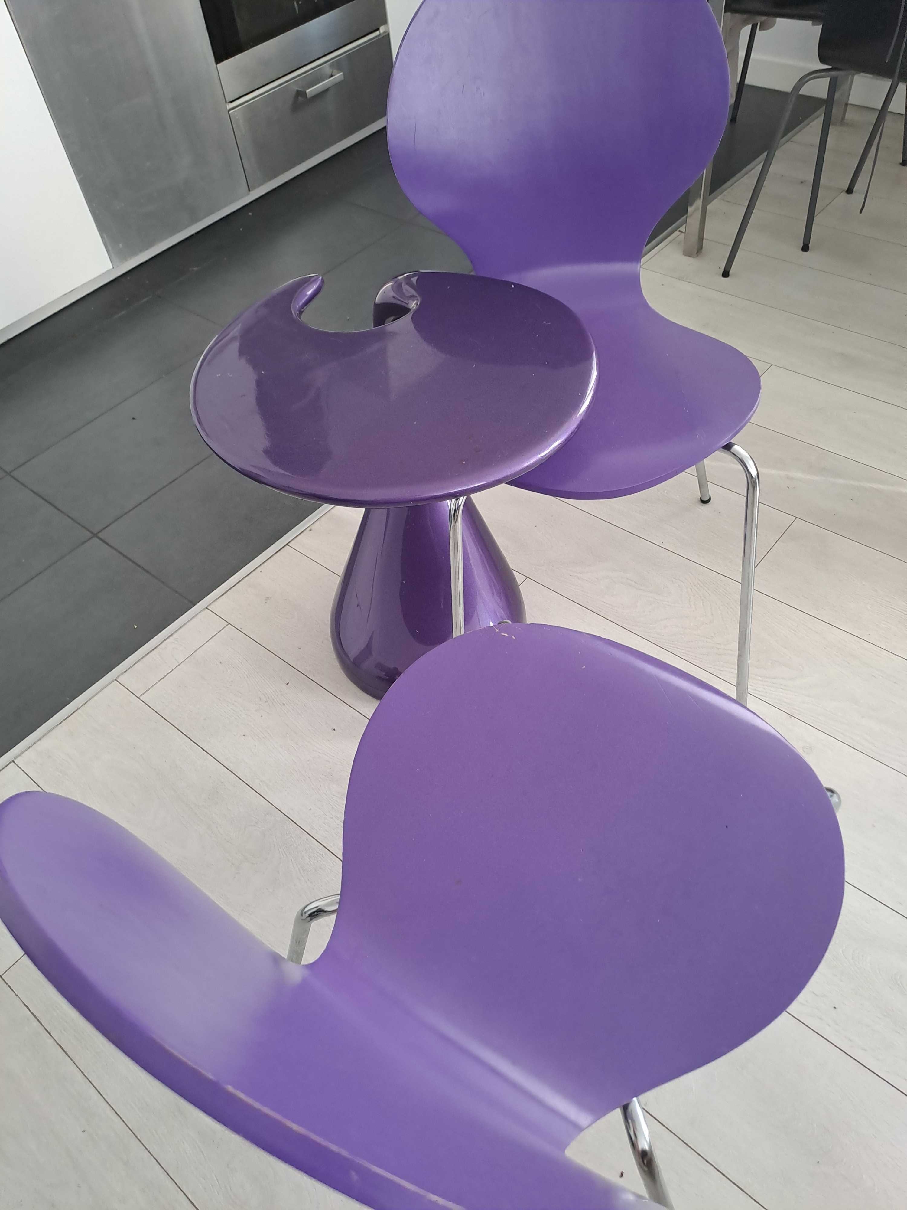 fioletowy okrągły stolik kawowy i dwa krzesła