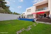 Moradia T4 com garagem box, piscina e jardim em Santo António da Charn