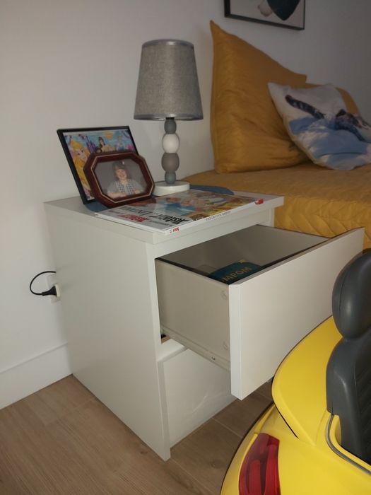 Mesa cabeceira branca