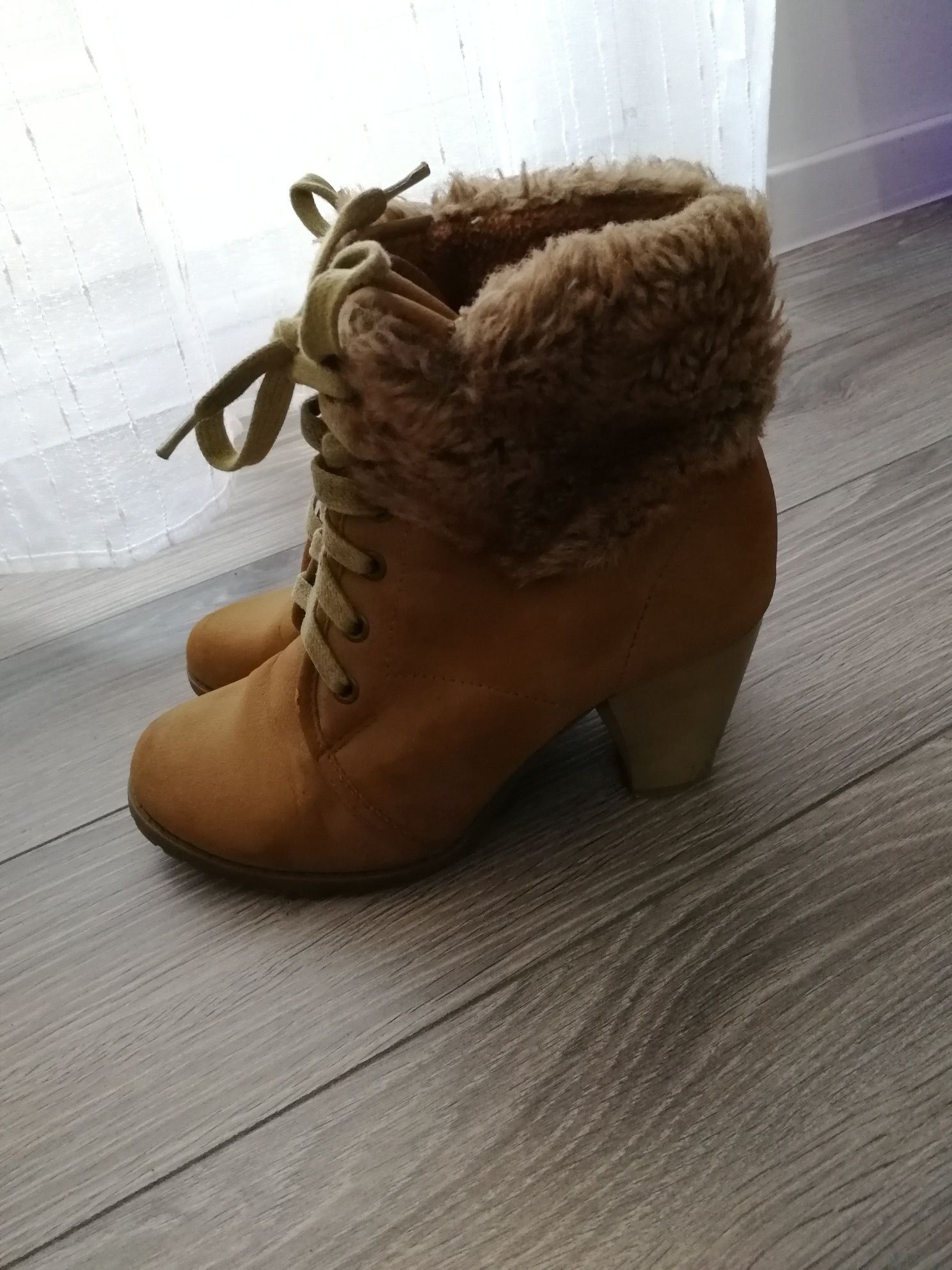 Wielka wyprzedaż obuwia! Camelowe kozaki z futerkiem CCC r. 37