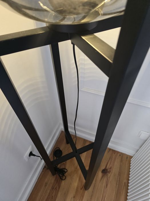 Candeeiro de pé preto e metálico