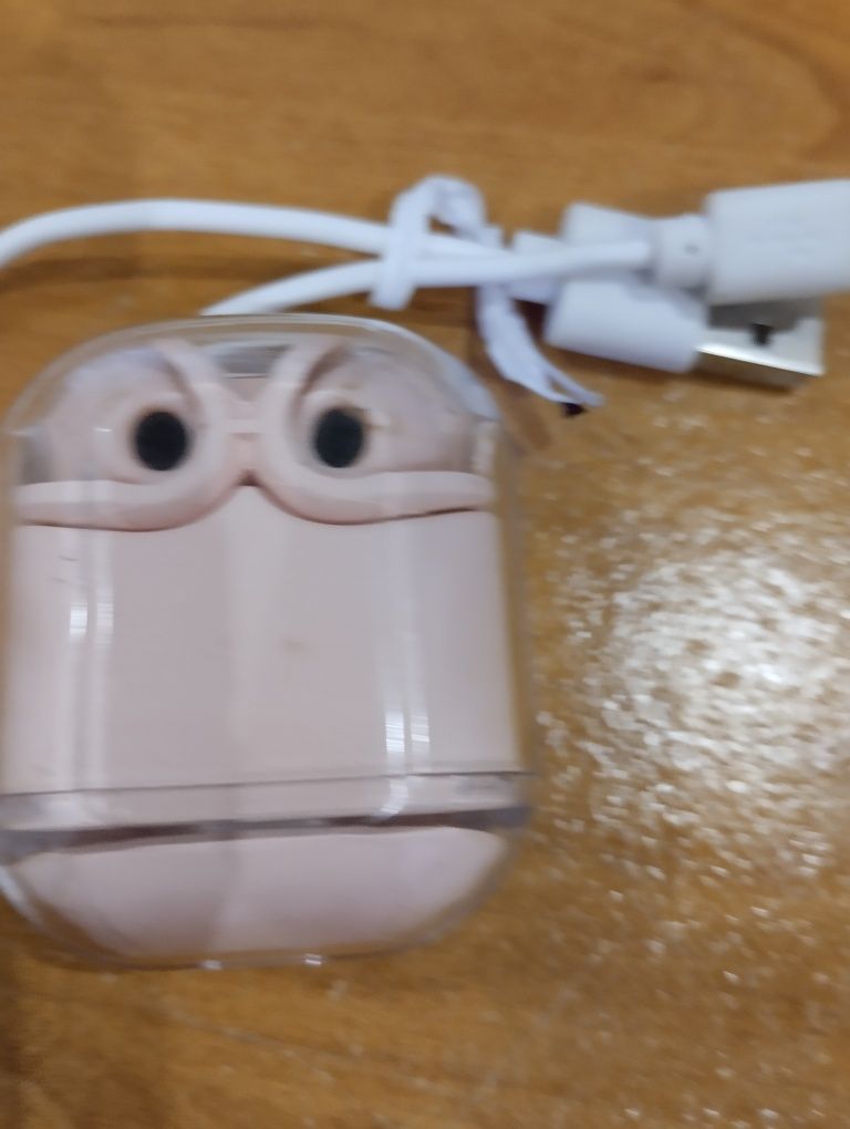 Phones sem fios. Cor de rosa com carregador.