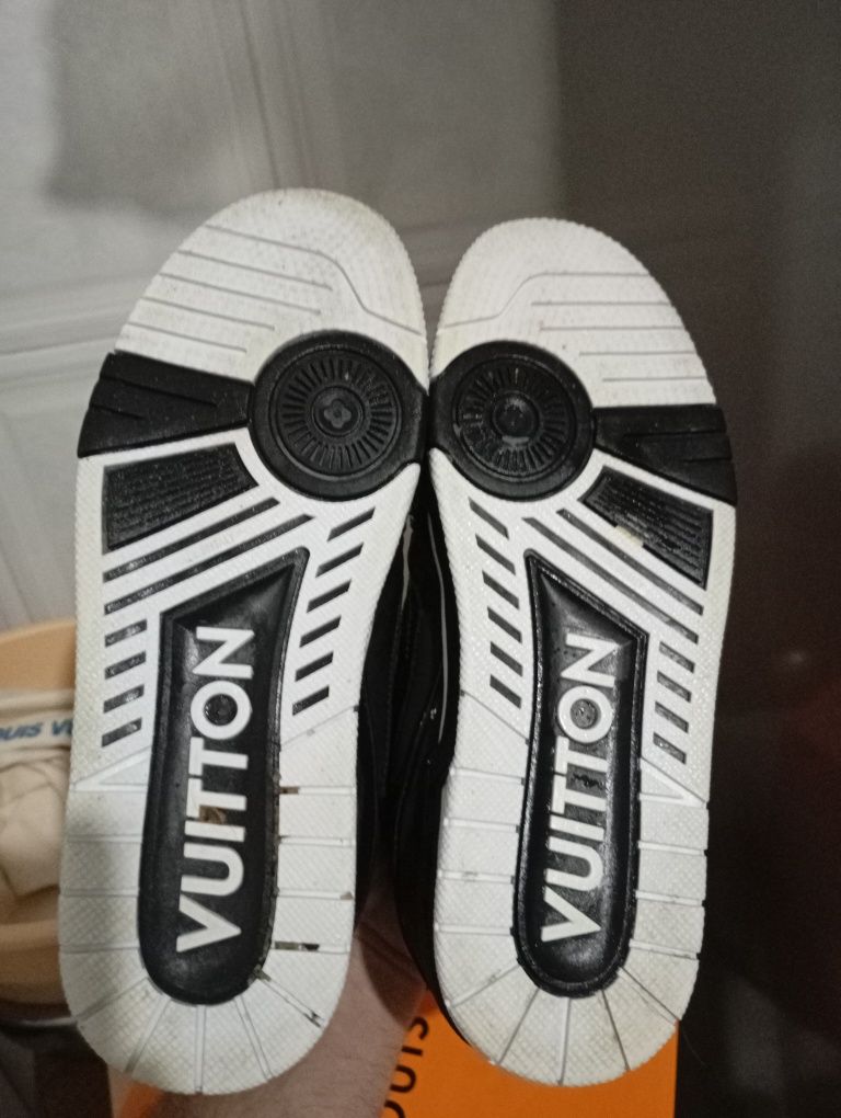 Tenis LV pra venda estão novos usado 2 3 vezes se tanto