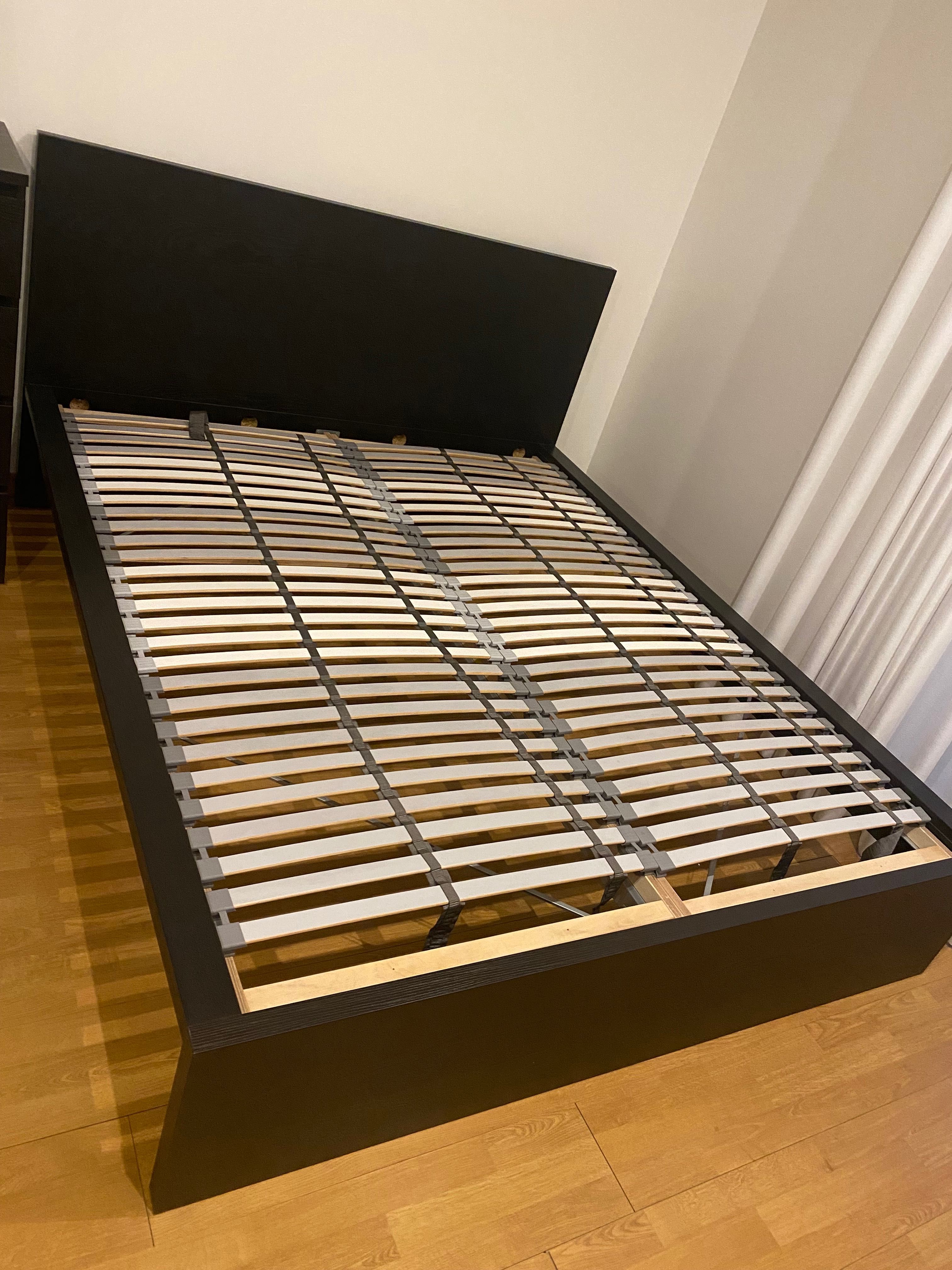 Cama de casal em preto ikea