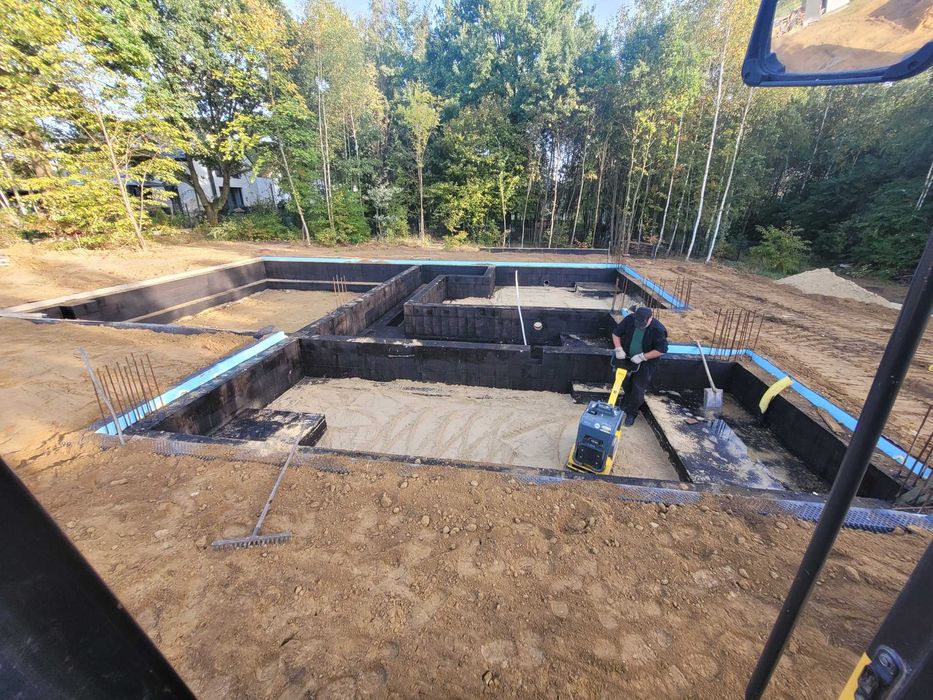 Budowa Domów fundamenty plyty fundamentowe Koparka zasypka piasek hds