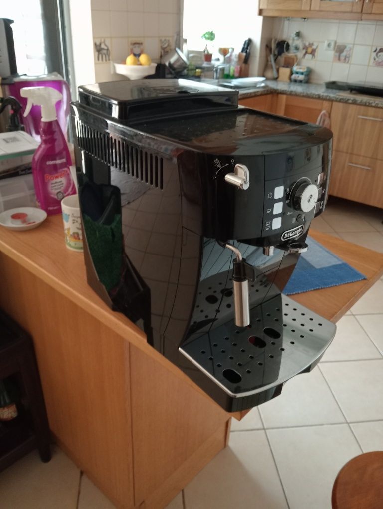 Máquina Café Delonghi Magnífica S