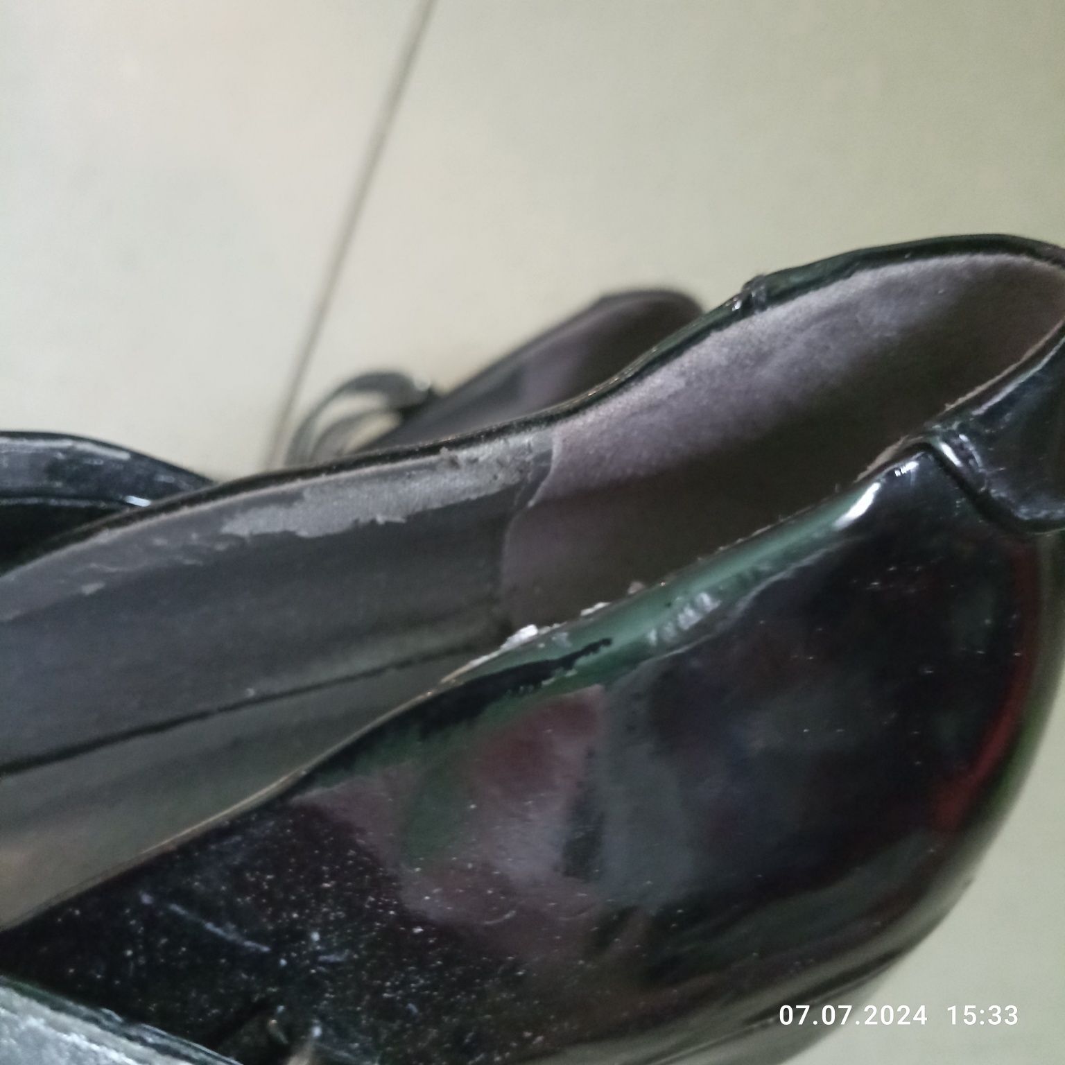 Piękne baletki na koturnie z lakierowanej skóry. Rozmiar 40. Clarks.