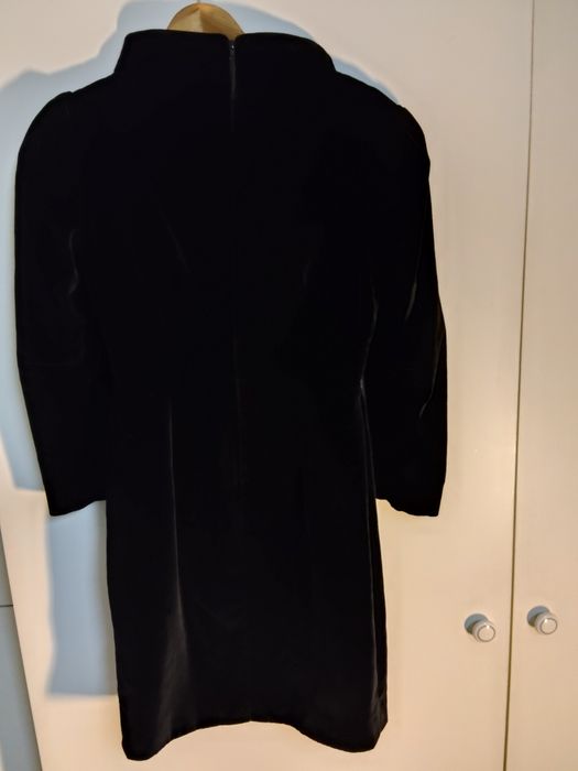 Vestido de Veludo Preto com Renda e Laço