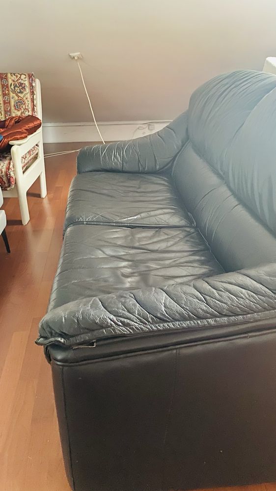 Sofá 2 lugares Preto em Pele