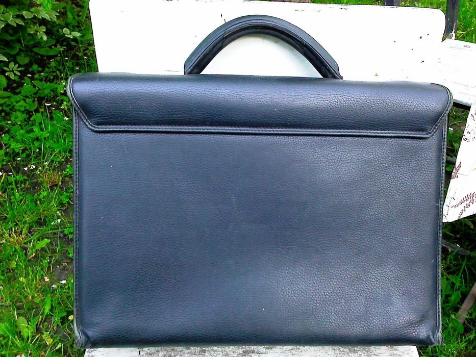 Продаю кожанный портфель " NERI KARRA "