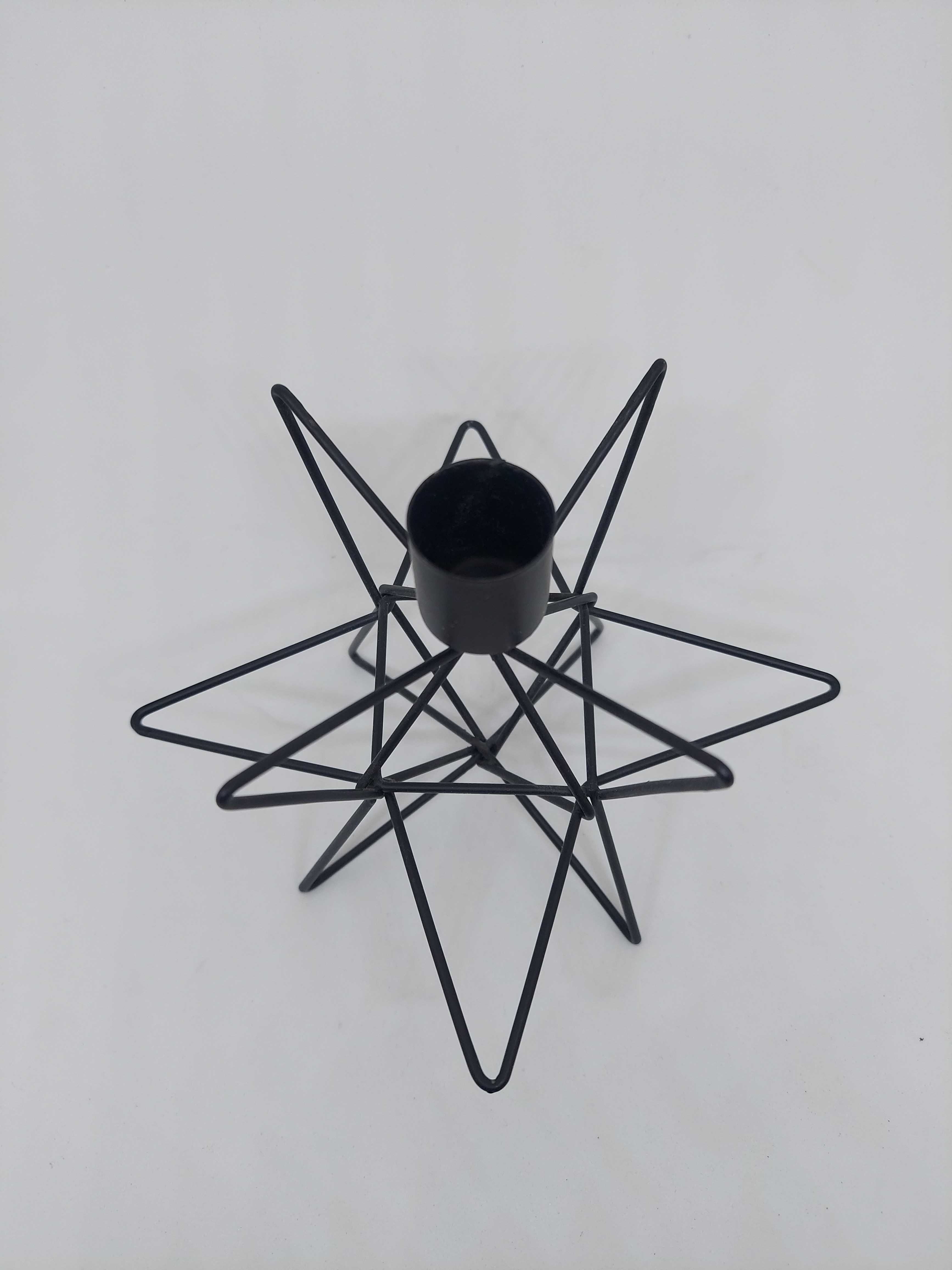 Geometryczny świecznik czarny w nowoczesnym stylu