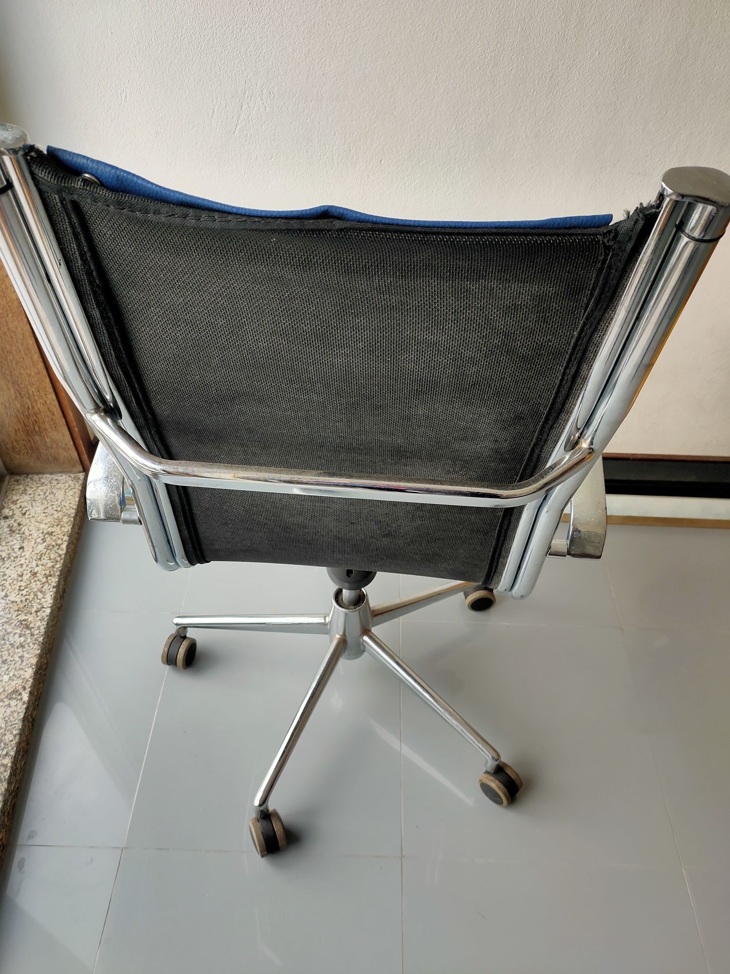 Cadeira giratória de encosto alto e estrutura cromada | Ermesinde